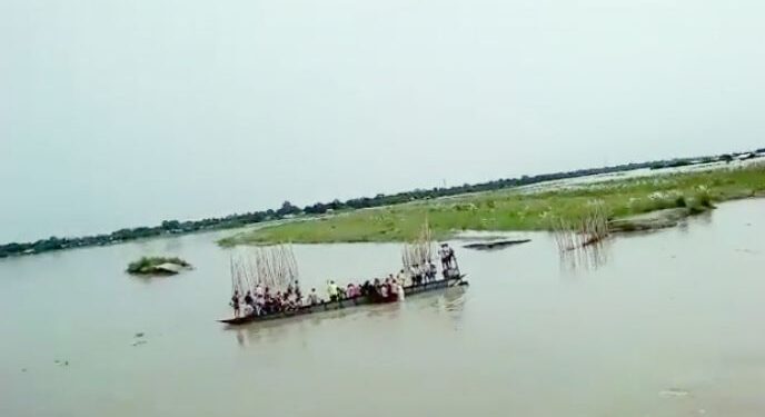 আসামের ধুবরি জেলায় ব্রহ্মপুত্র নদে নৌকাডুবি, নিখোঁজ ৭