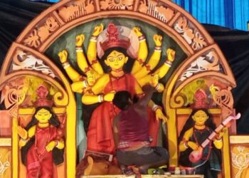 মহা চতুর্থীতে দক্ষিণ দিনাজপুর জেলার বিভিন্ন জায়গায় দুর্গাপুজোর শেষ প্রস্তুতি চলছে জোরকদমে