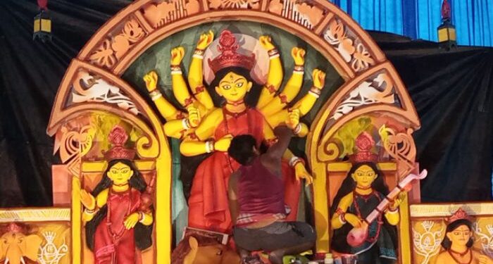 মহা চতুর্থীতে দক্ষিণ দিনাজপুর জেলার বিভিন্ন জায়গায় দুর্গাপুজোর শেষ প্রস্তুতি চলছে জোরকদমে