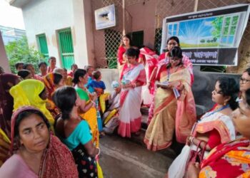 মহা পঞ্চমীর দিন দুঃস্থ মহিলাদের হাতে নতুন পোশাক তুলে দিল ‘খোলা জানালা’