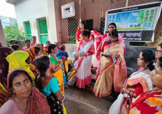 মহা পঞ্চমীর দিন দুঃস্থ মহিলাদের হাতে নতুন পোশাক তুলে দিল ‘খোলা জানালা’