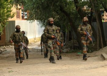 জম্মু ও কাশ্মীরের দু’জায়গায় নিরাপত্তা বাহিনী ও সন্ত্রাবাদীদের গুলির লড়াই, শোপিয়ান খতম এক জঙ্গি