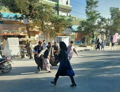 নিরাপত্তারক্ষীকে গুলি করে মারার পর ক্লাসে পরীক্ষা চলাকালীন বিস্ফোরক দিয়ে নিজেকে উড়িয়ে দেয় সন্ত্রাসবাদী