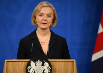 ভুলের জন্য ক্ষমা চেয়েও পদ ধরে রাখতে অনড় লিজ ট্রাস