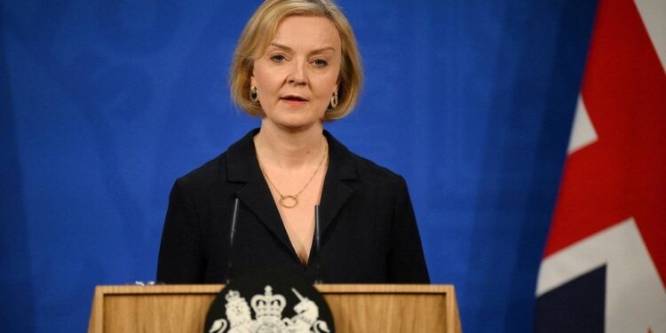 ভুলের জন্য ক্ষমা চেয়েও পদ ধরে রাখতে অনড় লিজ ট্রাস