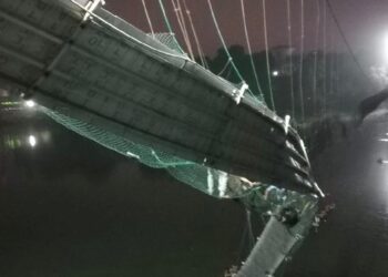 গুজরাটের মরবিতে ঝুলন্ত সেতু ভাঙার ঘটনায় মৃত বেড়ে ১৪১, সেতু রক্ষনাবেক্ষণের দায়িত্বে থাকা সংস্থার বিরুদ্ধে খুনের চেষ্টার অভিযোগে মামলা দায়ের