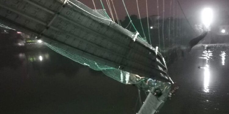 গুজরাটের মরবিতে ঝুলন্ত সেতু ভাঙার ঘটনায় মৃত বেড়ে ১৪১, সেতু রক্ষনাবেক্ষণের দায়িত্বে থাকা সংস্থার বিরুদ্ধে খুনের চেষ্টার অভিযোগে মামলা দায়ের