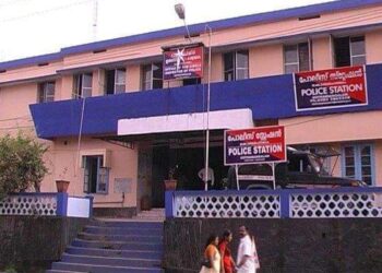 দীপাবলিতে আতশবাজি পোড়ানোর অপরাধে প্রতিবেশী তামিল পরিবারের উপর হামলার অভিযোগ ভিন ধর্মের পুলিশ অফিসারের বিরুদ্ধে