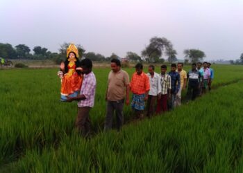 পার্থ ও অনুব্রত রাজনৈতিক প্রভাব খাটিয়ে বিপুল ধন সম্পত্তি মালিক হলেও সম্বৃদ্ধি কামনায় লক্ষ্মী আরাধনাই ভরসা সাধারণ বঙ্গবাসীর