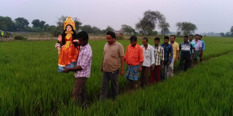 পার্থ ও অনুব্রত রাজনৈতিক প্রভাব খাটিয়ে বিপুল ধন সম্পত্তি মালিক হলেও সম্বৃদ্ধি কামনায় লক্ষ্মী আরাধনাই ভরসা সাধারণ বঙ্গবাসীর