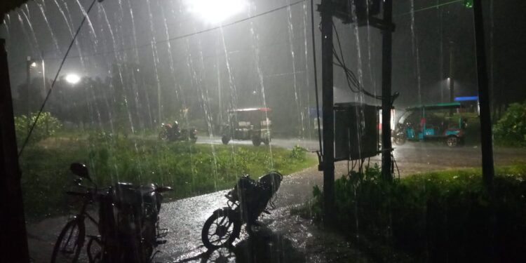 বজ্রবিদ্যুৎসহ ভারী বৃষ্টিতে বৃষ্টিতে ভিজলো দক্ষিণ দিনাজপুর জেলা