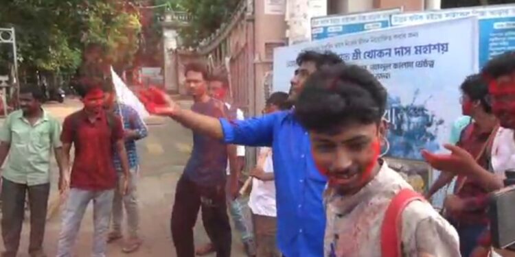 বর্ধমান বিশ্ববিদ্যালয়ে শুরু হল দূরশিক্ষা বিভাগ,লাল আবীর মেখে উল্লাস এসএফআইয়ের