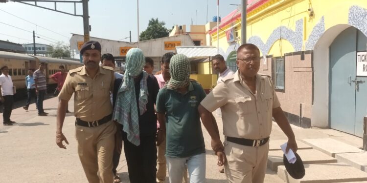 কাটোয়ায় ২২ কেজি গাঁজাসহ ২ মাদক পাচারকারীকে গ্রেফতার করল জিআরপি