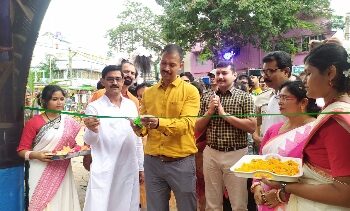 গুসকরার ক্লাবের কালী পুজোর উদ্বোধনে পুলিশ সুপার