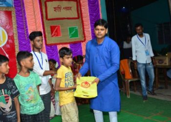 নতুন পোশাক তুলে দিয়ে দুঃস্থ শিশুদের মুখে হাসি ফোটালো কোলাঘাটের ‘হৃদি-পল্লব’