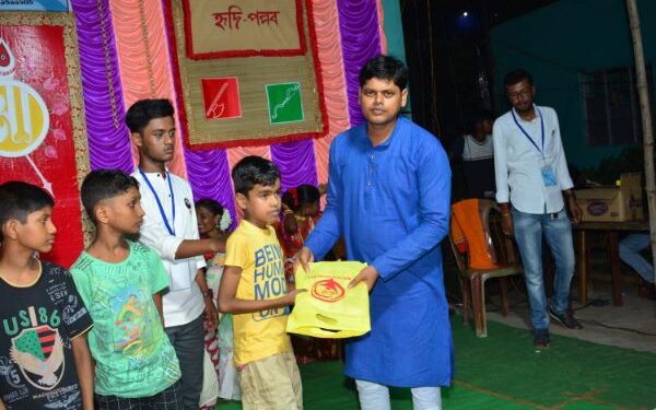 নতুন পোশাক তুলে দিয়ে দুঃস্থ শিশুদের মুখে হাসি ফোটালো কোলাঘাটের ‘হৃদি-পল্লব’
