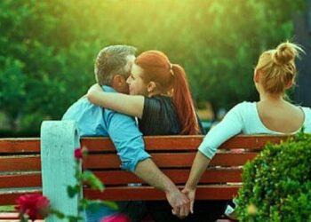 আপনার প্রিয়জন পরকীয়ায় লিপ্ত নয় তো ?  জানুন কিছু লক্ষণ