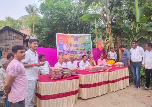 দুর্গোৎসব উপলক্ষে দুঃস্থ মহিলাদের হাতে নতুন বস্ত্র তুলে দিল বিজেপি