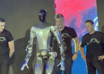 অফিস ও ঘরের কাজ করবে ইলন মাস্কের টেসলা কোম্পানীর রোবট