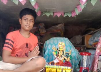 নিজের হাতেই দুর্গা মূর্তি তৈরি করে পূজো করছে গুসকরার কিশোর শুচিব্রত