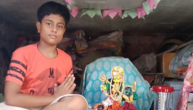 নিজের হাতেই দুর্গা মূর্তি তৈরি করে পূজো করছে গুসকরার কিশোর শুচিব্রত