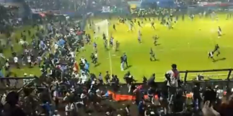 ইন্দোনেশিয়ার ফুটবল মাঠে দুই দলের সংঘর্ষ, পদদলিত হয়ে ১২৯ জনের মৃত্যু, আহত ১৮০