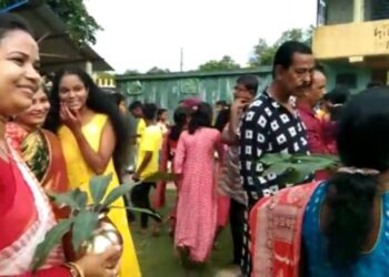 গুসকরায় দুর্গাপুজোর ঘট আনলেন মুসলিম গৃহবধূ