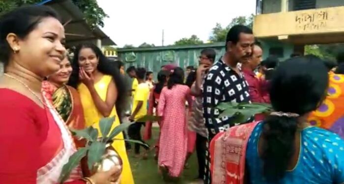 গুসকরায় দুর্গাপুজোর ঘট আনলেন মুসলিম গৃহবধূ