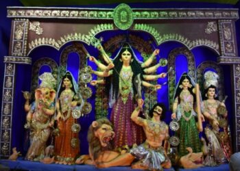 হুগলির বৈদ্যবাটির মিত্রবাগান সর্বজনীন ক্লাবে আজও কিশোরীর জুতোর পুজো হয়