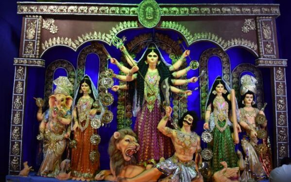 হুগলির বৈদ্যবাটির মিত্রবাগান সর্বজনীন ক্লাবে আজও কিশোরীর জুতোর পুজো হয়