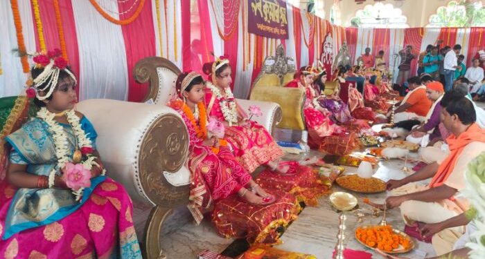 মহানবমীর দিন দেবীজ্ঞানে ৯ কুমারীর পুজো হল বর্ধমানের সর্বমঙ্গলা মন্দিরে