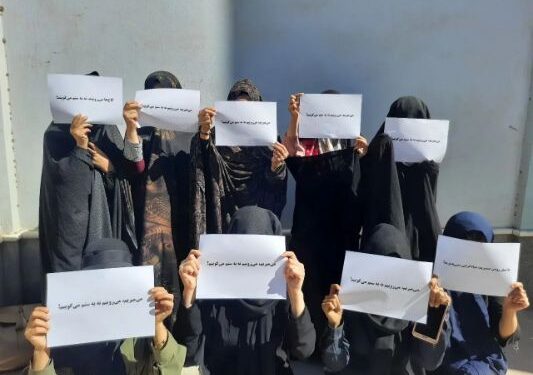 তালিবানের বিরুদ্ধে রুখে দাঁড়াতে শুরু করেছে আফগানিরা, ঘোর প্রদেশে তুমুল সংঘর্ষ, তালিবানের বিরুদ্ধে সরব বিশ্ববিদ্যালয়ের ছাত্রীরাও