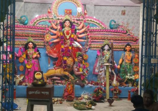 সুন্দরবনের গ্রামগুলো মেতে উঠল দুর্গাপুজোয়