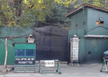 জম্মু ও কাশ্মীরের পুলিশের বিরুদ্ধে গেটে তালা ঝুলিয়ে আটকে রাখার অভিযোগ মেহবুবা মুফতির