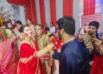 বর্ধমানে শ্বশুরবাড়িতে ঢাক বাজালেন অভিনেতা রাজ, সিঁন্দুর খেললেন শুভশ্রী