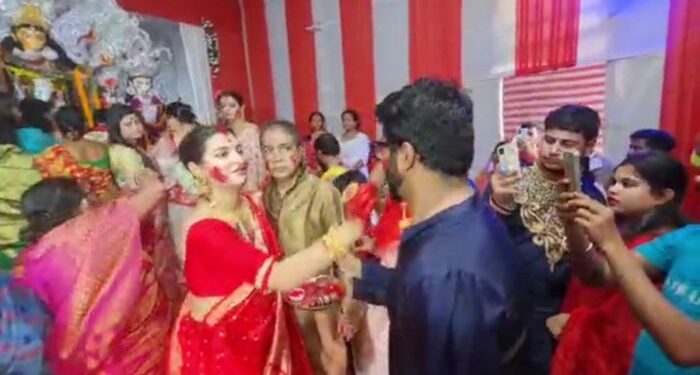 বর্ধমানে শ্বশুরবাড়িতে ঢাক বাজালেন অভিনেতা রাজ, সিঁন্দুর খেললেন শুভশ্রী