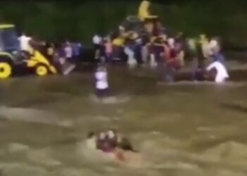 জলপাইগুড়িতে মাল নদীতে দূর্গাপ্রতিমা বিসর্জনের সময় হড়পা বান, মৃত ৮, অসুস্থ ১০, নিখোঁজ বহু