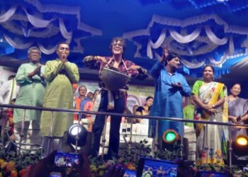 বলিউড অভিনেতা চাঙ্কি পাণ্ডের সঙ্গে দুর্গা কার্নিভালে মাতলেন বর্ধমানবাসী