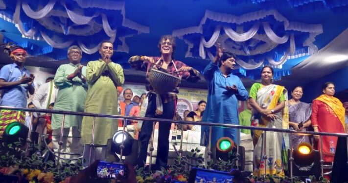 বলিউড অভিনেতা চাঙ্কি পাণ্ডের সঙ্গে দুর্গা কার্নিভালে মাতলেন বর্ধমানবাসী