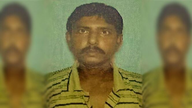 ঘর থেকে উদ্ধার মদপ গৃহকর্তার গলাকাটা মৃতদেহ, খুন নাকি দুর্ঘটনায় মৃত্যু তা নিয়ে ধন্দে পুলিশ