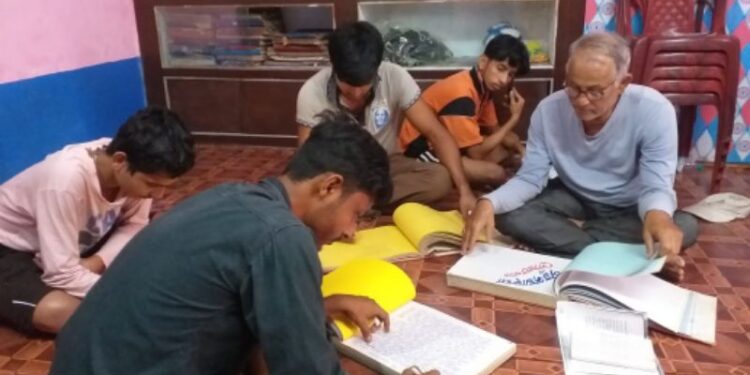 ১৯৪৭ সাল থেকে কোজাগরী লক্ষ্মী পূজায় বর্ধমানের আনগুনা গ্রামে প্রকাশিত হয়ে আসছে হাতে লেখা সাহিত্য পত্রিকা