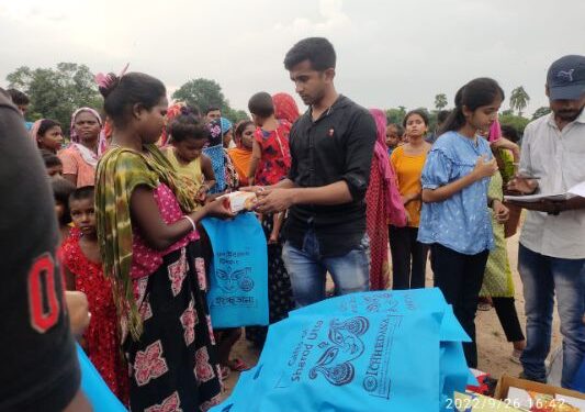 “এইদিন”-এর লাগাতার খবরের পর থেকে বহু মানুষ বাড়িয়ে দিচ্ছেন সাহায্যের হাত, সেই সাহায্যে দুর্গোৎসবে দুঃস্থ শিশুদের হাতে নতুন পোশাক তুলে দিল স্বেচ্ছাসেবী সংস্থাগুলি