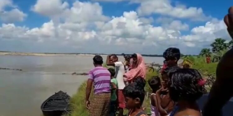 গলসির শিল্লাঘাটে দামোদরের জলে ডলফিনের খেলা দেখতে উপচে পড়া ভিড়