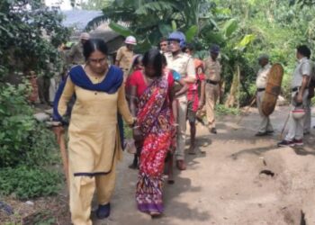 আউশগ্রামে লক্ষ্মী প্রতিমা বিসর্জন ঘিরে দুই পাড়ার সংঘর্ষ, আহত ১০