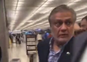 আমেরিকায় বেইজ্জত হল পাকিস্তান, অর্থমন্ত্রী ইসহাক দারকে শুনতে হল ‘চোর’ ও ‘মিথ্যাবাদী’ শ্লোগান