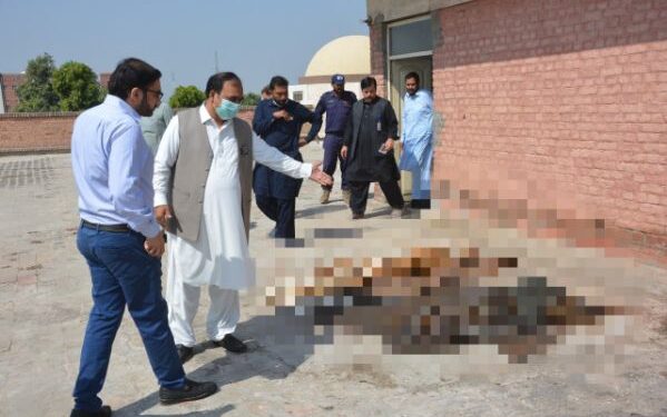 পাকিস্তানের হাসপাতালের ছাদে শত শত পচাগলা মৃতদেহ