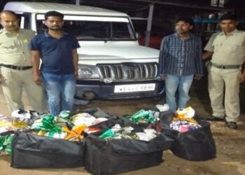 চারচাকা গাড়িতে চোলাই মদ পাচারের সময় ২ জনকে গ্রেফতার করল ভাতার থানার পুলিশ