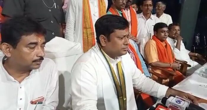 “মানুষকে মরে পরিবারের লোককে চাকরি পেতে হচ্ছে কেন ?”  মুখ্যমন্ত্রীকে প্রশ্ন সুকান্তর