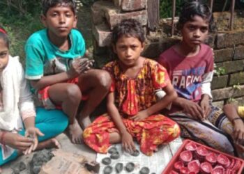 সপ্তাহে ৬ দিন ক্লাস শুরু হল দমদমের আদরবাসার পাঠশালায়