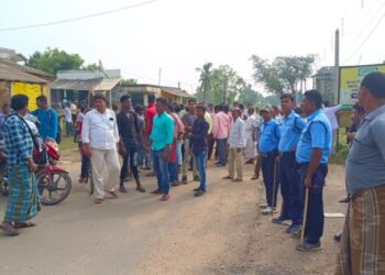 বেহাল রাস্তা সংস্কারের দাবিতে পথ অবরোধ আউশগ্রামে